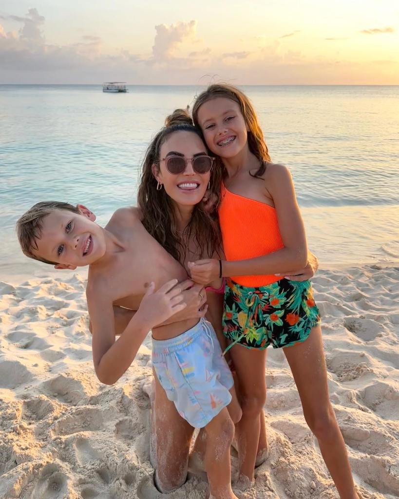 Elizabeth Chambers and kids