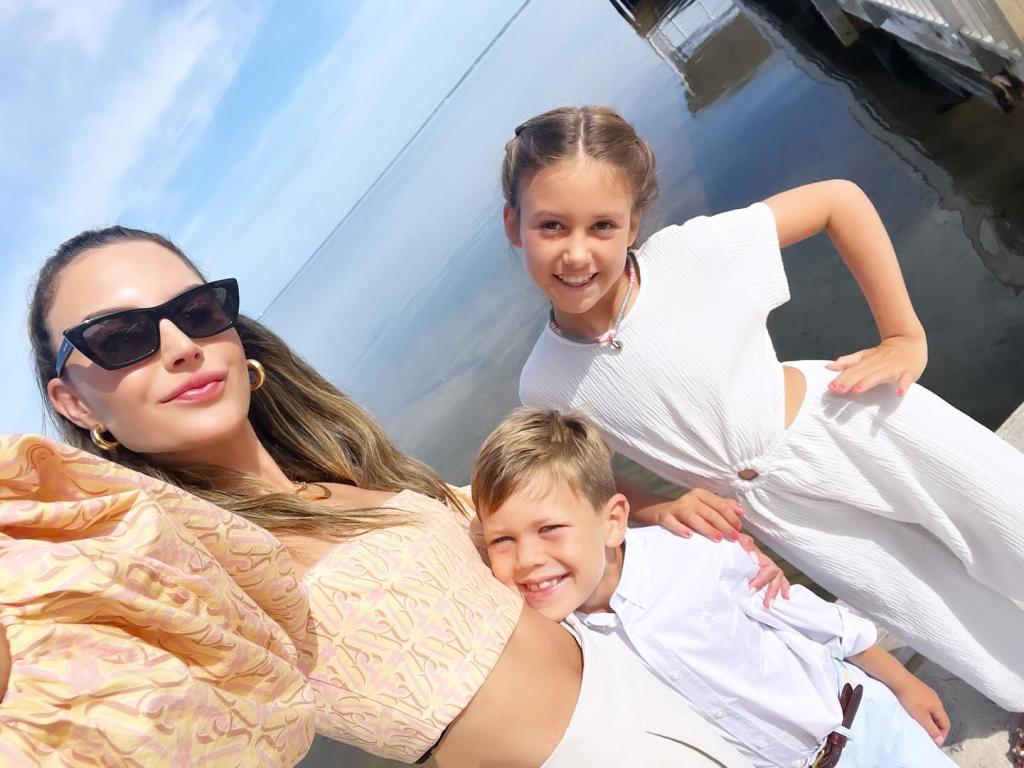 Elizabeth Chambers and kids in Instagram photo